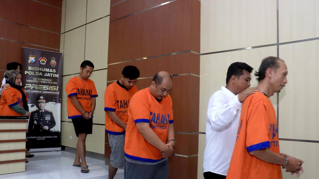 Para tersangka kasus mafia tanah diamankan di Polda Jatim. (Dian Kurniawan/Liputan6.com)