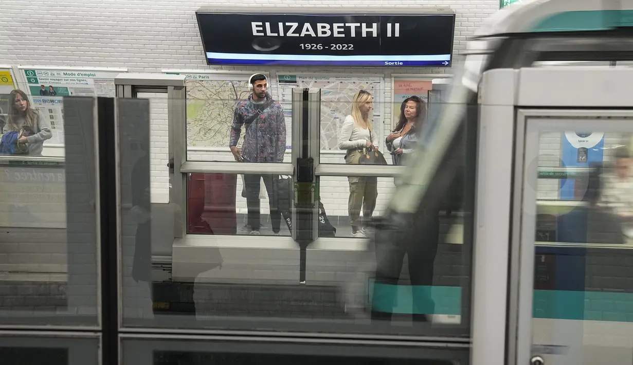 Orang-orang menunggu metro bawah tanah di stasiun metro Georges V yang telah diubah namanya menjadi Ratu Elizabeth II di Paris, pada 19 September 2022. Sang ratu memegang status khusus di Prancis dan tempat khusus di hati orang-orang Prancis. (AP Photo/Michel Euler)