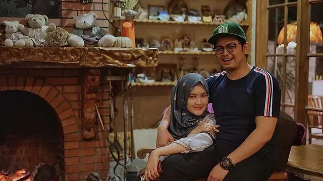 Jarang Tersorot, Ini 6 Potret Manis Tommy Kurniawan dan Sang Istri