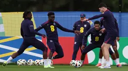 Timnas Inggris akan menghadapi Swiss di babak perempat final Euro 2024 pada Sabtu (6/7/2024) malam WIB. (Adrian DENNIS / AFP)