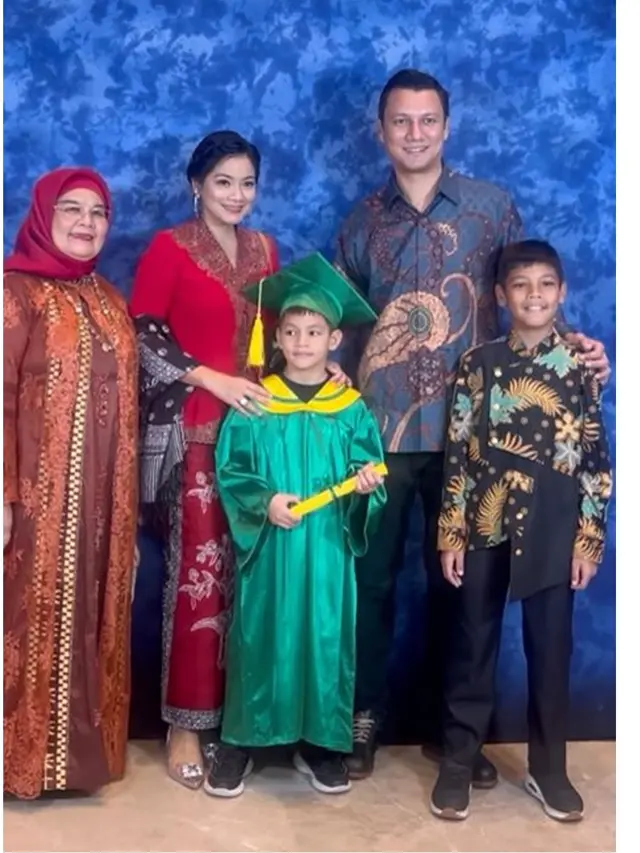 11 Potret Artis Dampingi Anak di Kelulusan Sekolah Tahun 2024, Penuh Rasa Bangga