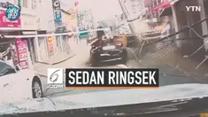 Nasib nahas dialami pengemudi mobil sedan di Korea Selatan. Saat melaju di jalanan, tiba-tiba alat berat menimpa kendaraanya.