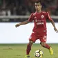 Gelandang Persija Jakarta, Riko Simanjuntak, mengontrol bola saat melawan Bhayangkara FC pada laga Liga 1 di SUGBK, Jakarta, Jumat (23/3/2018). Kedua klub bermain imbang 0-0. (Bola.com/Vitalis Yogi Trisna)