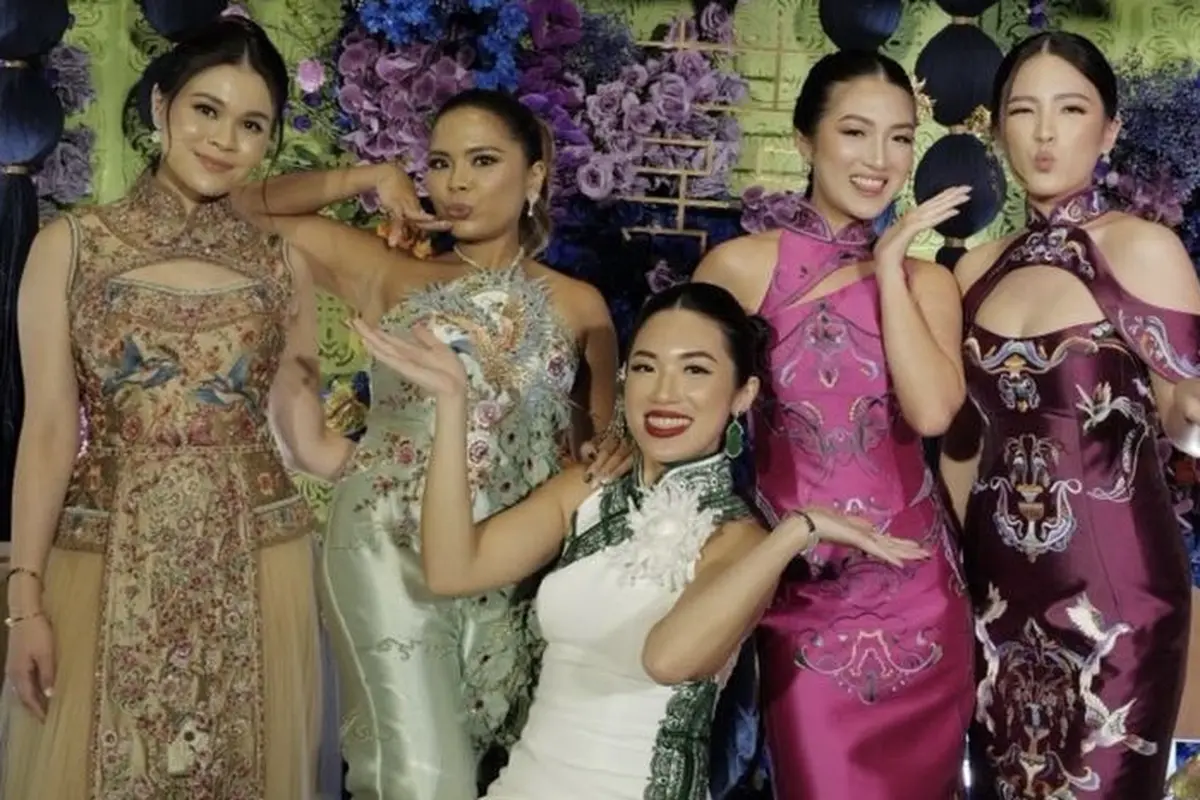 Felicia Hutapea Kenakan Cheongsam saat Upacara Sangjit Kedua Saudara Laki-lakinya