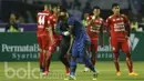 Gelandang Persib Bandung, Michael Essien, tampak kesakitan usai ditekel gelandang Arema FC, Hanif Sjahbandi, pada laga Liga 1 di Stadion GBLA Bandung, Jawa Barat, Sabtu (15/4/2017). (Bola.com/M Iqbal Ichsan)