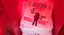 Lembaran surat kabar Village Voice yang berada dalam kotak surat di Manhattan, AS (22/8). Setelah 62 tahun terbit, Surat kabar Village Voice mengumumkan bahwa mereka tidak lagi menerbitkan edisi cetak. (Drew Angerer/Getty Images/AFP)