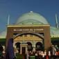 Suasana usai menjalankan Shalat gerhana di epan masjid Al-azhom Kota Tangerang, Rabu (9/3/2016). Salat gerhana tersebut diadakan sebagai ungkapan syukur atas kuasa Allah SWT. (Liputan6.com/Faisal R Syam)