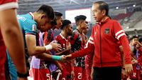 Setelah pertandingan usai, Jokowi juga menyempatkan turun ke lapangan dan memberikan selamat kepada pemain Timnas Indonesia. (Bola.com/M Iqbal Ichsan)