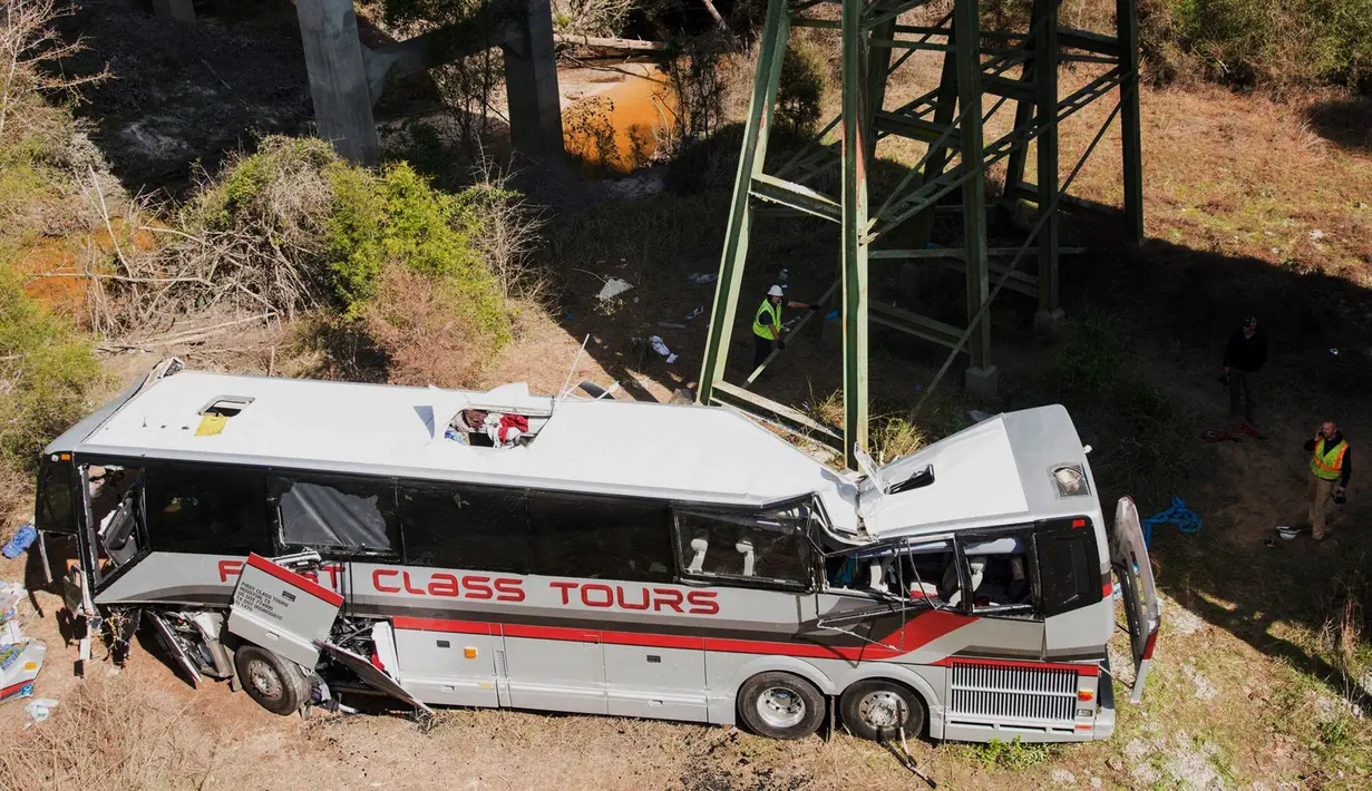 Kondisi bus carteran yang rusak usai mengalami kecelakaan di Loxley, Alabama (13/3). Dilaporkan sopir dari bus ini meninggal, dan puluhan orang mengalami luka berat. (Gregg Pachkowski/Pensacola News Journal via AP)