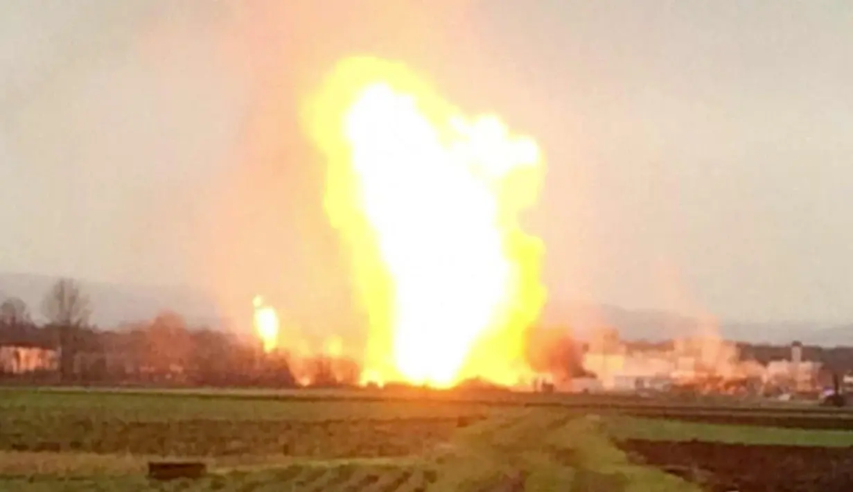 Kobaran api terlihat saat terjadi ledakan di pusat pipa gas di Baumgarten, Austria, (12/12). Ledakan tersebut dilaporkan menewaskan satu orang dan melukai puluhan lainnya. (Nonstopnews via AP)