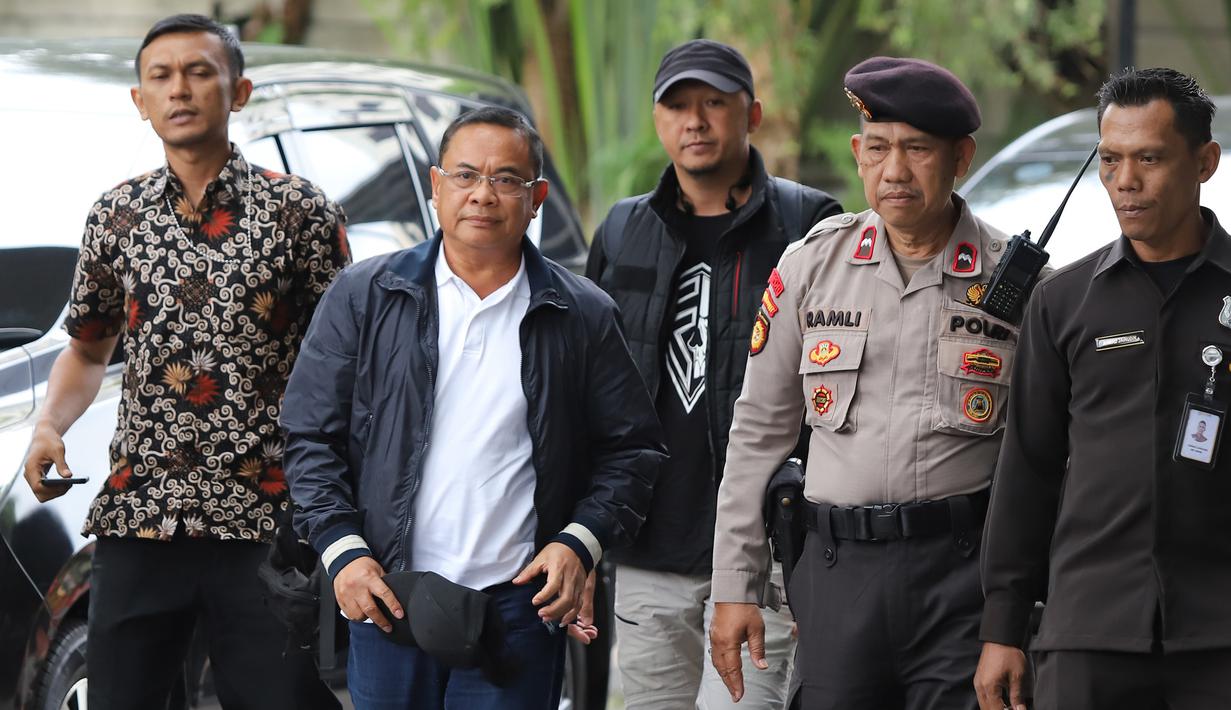 Sudewo tiba sekitar pukul 10.34 WIB. Ia terlihat turun dari sebuah mobil berwarna hitam. Tampak dalam foto, Bupati Pati, Sudewo (kedua kiri) dikawal petugas setibanya di Gedung Merah Putih Komisi Pemberantasan Korupsi (KPK), Jakarta, Selasa (20/1/2026). (merdeka.com/Arie Basuki)