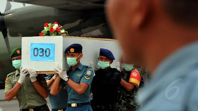 12 Jenazah Korban Pesawat AirAsia QZ8501 Tiba Di Surabaya