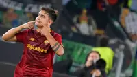Pemain AS Roma Paulo Dybala melakukan selebrasi usai mencetak gol ke gawang Real Betis pada pertandingan sepak bola Liga Europa di Roma, Italia, 6 Oktober 2022. AS Roma kalah 1-2 dari Real Betis. (Alfredo Falcone/LaPresse via AP)