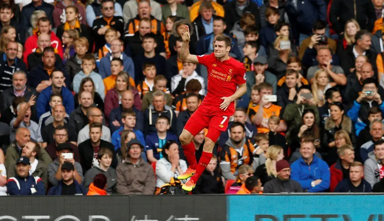 Pemain Liverpool, James Milner, merayakan golnya ke gawang Hull City dalam laga Premier League di Stadion Anfield, Sabtu (24/9/2016). Milner mencetak dua gol melalui penalti. (Action Images via Reuters/Andrew Boyers)