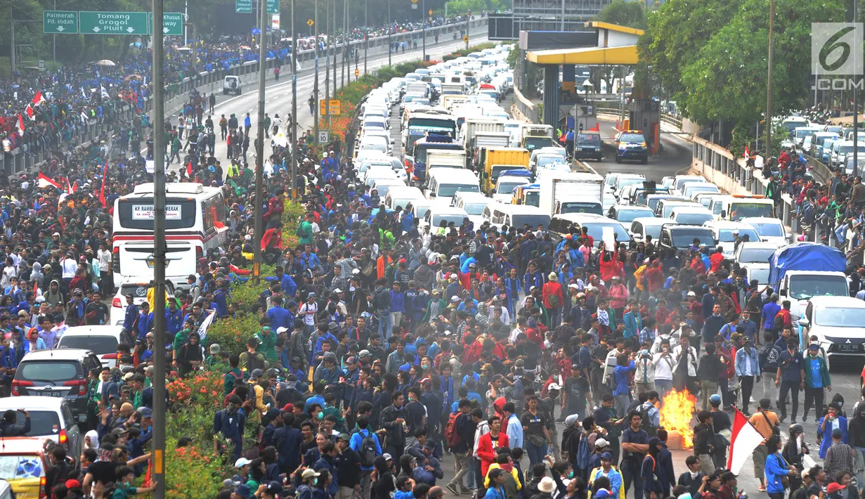 Mahasiswa memblokade Tol Dalam Kota saat berdemonstrasi menolak RUU KUHP dan revisi UU KPK di depan Gedung DPR, Jakarta, Selasa (24/9/2019). Aksi ini diikuti ribuan mahasiswa dari berbagai universitas. (merdeka.com/Arie Basuki)