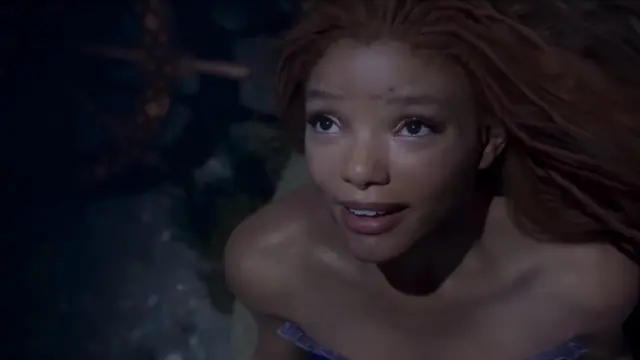 Halle Bailey sebagai Ariel dalam trailer film The Little Mermaid.