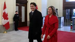 File foto pada 5 Desember 2019, Perdana Menteri Kanada, Justin Trudeau dan istrinya, Sophie Gregorie Trudeau tiba untuk menyampaikan pidato di Senat Kanada. Kantor pemerintahan Kanada  mengonfirmasi istri PM Justin Trudeau telah dinyatakan positif terinfeksi Virus Corona COVID-19. (Dave Chan/AFP)