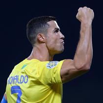 Pemain Al Nassr, Cristiano Ronaldo melakukan selebrasi setelah mencetak gol melalui tendangan penalti ke gawang Al Shorta pada laga semifinal Liga Champions Arab 2023 di Prince Sultan bin Abdul Aziz Stadium, Abha, 9 Agustus 2023. Al Nassr sukses melaju ke babak final setelah menang dengan skor 1-0. (AFP/Abdullah Mahdi)