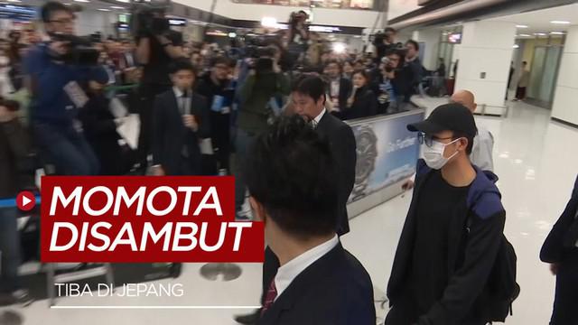 Berita video Kento Momota disambut ratusan orang dan awak media ketika ia tiba di bandara internasional Tokyo, Jepang, pada Rabu (15/1/2020).