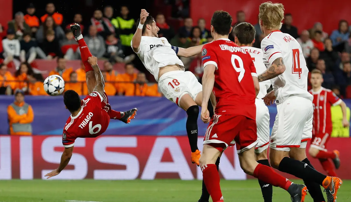 Pemain Bayern Munchen Thiago melakukan tendangan salto saat melawan Sevilla dalam pertandingan Liga Champions di stadion Sanchez Pizjuan di Sevilla (3/4). Munchen menang tipis 2-1 atas Sevilla. (AP Photo / Miguel Morenatti)