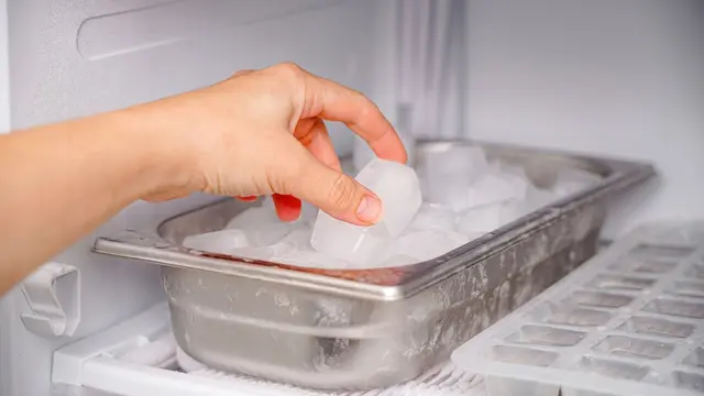 Trik Menghilangkan Mata Panda yang Tebal, dari Cara Alami hingga Bantuan Skincare