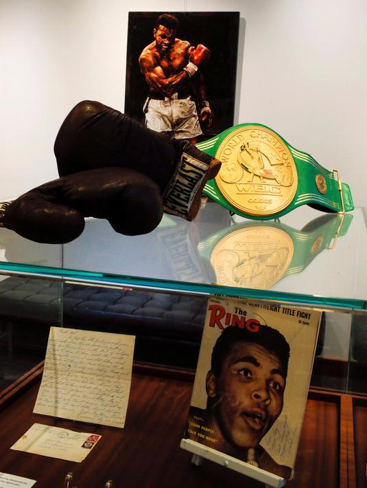 Sejumlah barang milik Muhammad Ali yang akan dilelang di Heritage Auctions, Manhattan, New York, Amerika Serikat, Jumat (19/8). (REUTERS/Eduardo Munoz)