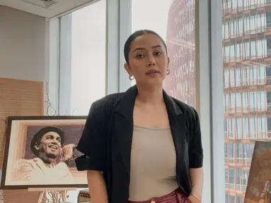 Mutia Ayu yang berprofesi sebagai penyanyi ini tampil menawan dalam OOTD bertema outer hitam ini. Warna hitam kontras dengan singlet cokelat yang menegaskan perbedaan warna. Outer wanita 27 tahun  ini simpel mengenakan outer lengan pendek.  (Liputan6.com/IG/@mutia_ayuu).
