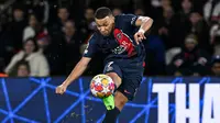 Pemain PSG, Kylian Mbappe berusaha mencetak gol ke gawang Real Sociedad pada laga leg pertama 16 besar Liga Champions 2023/2024 di Parc des Princes, Paris, Prancis, Kamis (15/02/2024) WIB. (AFP/Miguel Medina)