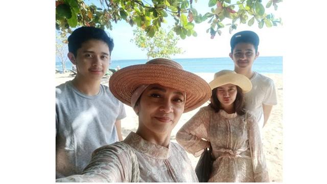 6 Momen Kebersamaan Nakula Sadewa dan Ibunda, Bak Kakak Adik