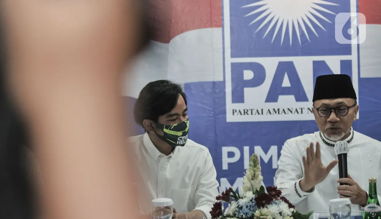 Ketua Umum PAN Zulkifli Hasan (kanan) didampingi bakal calon Wali Kota Solo Gibran Rakabuming Raka saat menggelar pertemuan di Jakarta, Rabu (12/8/2020). PAN telah resmi memberikan dukungannya kepada Gibran Rakabuming dan Teguh Prakosa pada Pilkada Solo 2020. (merdeka.com/Iqbal Nugroho)