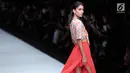 Model berpose mengenakan busana rancangan Paulina Katarina dalam ajang Jakarta Fashion Week 2018 di Senayan City, Jakarta, Kamis (26/10). Rancangan ini terinspirasi dari kain tradisional khas bali. (Liputan6.com/Faizal Fanani)