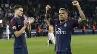 Pemain PSG, Dani Alves mencetak satu gol saat timnya menang atas Bayern Munchen pada laga grup B Liga Champions di Parc des Princes stadium, Paris,(27/9/2017). PSG menang 3-0.(AP/Christophe Ena)