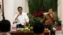 Presiden Joko Widodo (kiri) didampingi Wakil Presiden Jusuf Kalla memberikan penjelasan saat memimpin rapat bersama kabinet kerja di Istana Bogor, Jawa Barat, Senin (16/2/2015). (Liputan6.com/Faizal Fanani)
