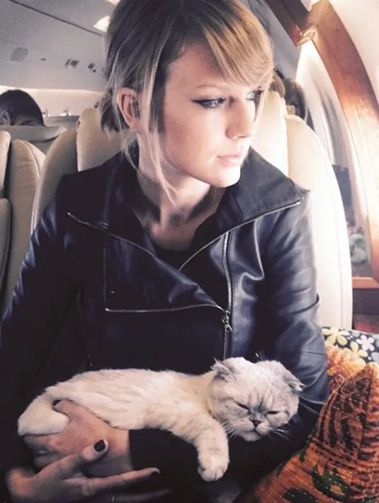 Penampilan khas ala Taylor Swift diawal ia debut yaitu memakai sepatu country dan rambut ikal yang terurai panjang.  (via instagram@taylorswift/Bintang.com)