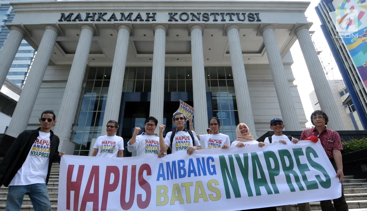 Sebagian dari pemohon pengajuan uji materi Pasal 222 UU No.7 Tahun 2017 tentang Pemilu di depan Gedung Mahkamah Konstitusi, Jakarta, Kamis (21/6). Mereka mengajukan uji materi syarat ambang batas pencalonan presiden. (Liputan6.com/Helmi Fithriansyah)