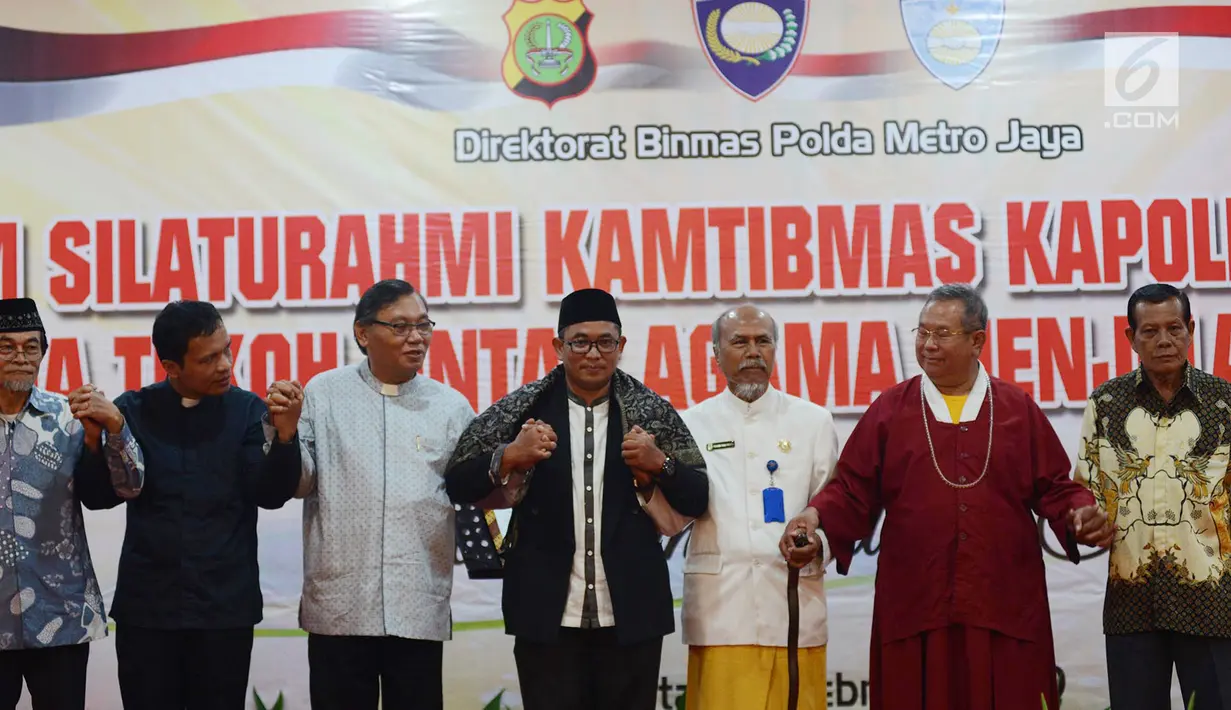 Tokoh lintas agama bergandengan tangan saat ikrar Pemilu damai tanpa hoaks dalam silaturahmi Kamtibmas Kapolda Metro Jaya, Jakarta, Selasa (12/2). Acara ini bertema 'Mensukseskan Pemilu 2019 Bersama Tokoh-tokoh Lintas Agama'. (Merdeka.com/Imam Buhori)