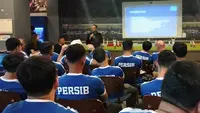 Persib Bandung mengikuti sosialisasi penerapan VAR untuk Championship Series BRI Liga 1 2023/2024. (Bola.com/Erwin Snaz)