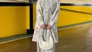 Tampilan fresh dan youthful dari Melody Laksani yang mengenakan set tunik motif floral warna pastel. Tunik tersebut kemudian ia padukan dengan hijab instan warna hijau mint. [@melodylaksani92]