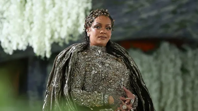 Rihanna di Met Gala 2026 tampil dengan gaun blink-blink. [Photo by ANGELA WEISS / AFP]
