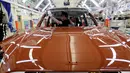 Teknisi merakit mobil MINI Countryman di pabrik perakitan Gaya Motor, Sunter, Jakarta, Kamis (6/9). New Mini Countryman yang dirakit di Indonesia hadir dalam dua varian. (Liputan6.com/Fery Pradolo)