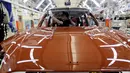 Teknisi merakit mobil MINI Countryman di pabrik perakitan Gaya Motor, Sunter, Jakarta, Kamis (6/9). New Mini Countryman yang dirakit di Indonesia hadir dalam dua varian. (Liputan6.com/Fery Pradolo)