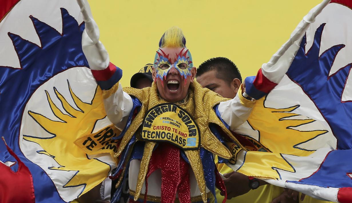 Suporter Kolombia saat mendukung timnya melawan Venezuela pada laga kualifikasi Piala Dunia 2018 di San Cristobal, Venezuela, (31/8/2017). (AP/Fernando Llano)