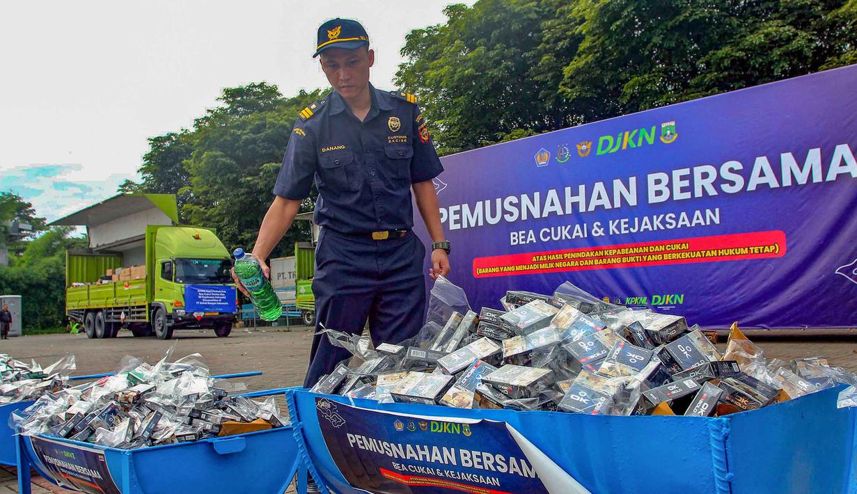 Pemusnahan akan menggunakan metode co-processing dengan suhu mencapai 1.500–1.800 derajat Celsius. Tampak dalam foto, petugas melakukan pemusnahan barang ilegal hasil penindakan di bidang kepabeanan dan cukai di ICE BSD City, Tangerang, Rabu (12/11/2025). (merdeka.com/Arie Basuki)