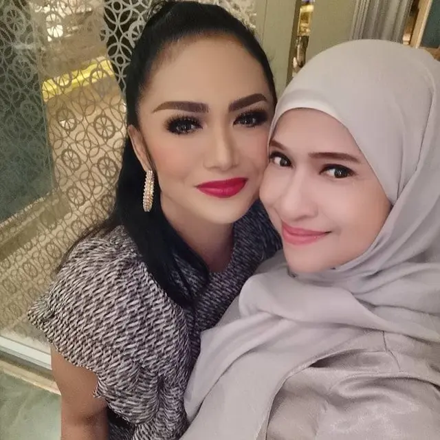 Masih Lajang di Usia 55 Tahun, Ini 6 Potret Terbaru Sylvana Herman. (Sumber: Instagram/silvanahermanreal_ano)