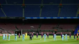 Para pemain Barcelona dan Leganes mengheningkan cipta sebelum bertanding pada pertandingan La Liga Spanyol di Camp Nou, Barcelona, Spanyol, Selasa (16/6/2020). Barcelona menang 2-0 lewat gol Ansu Fati dan Lionel Messi. (AP Photo/Joan Montfort)