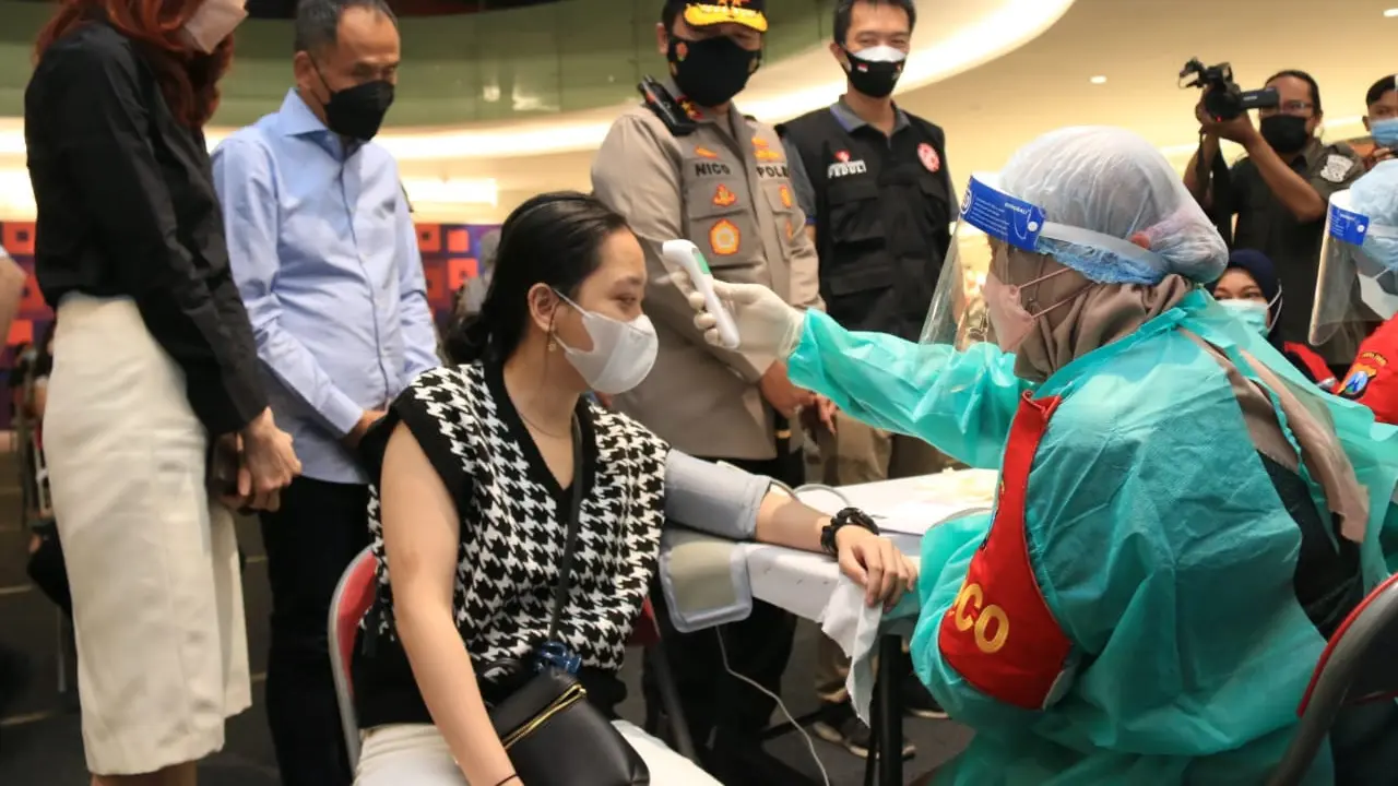 Kapolda Jawa Timur Irjen Pol Nico Afinta meninjau vaksinasi di mal Ciputra. (Dian Kurniawan/Liputan6.com)