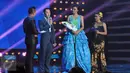 Suasana kemeriahan konser amal "Voice Of Indonesia", Jakarta, Sabtu (17/10/2015). Konser tersebut sebagai aksi peduli kepada masa depan anak Indonesia. (Liputan6.com/Helmi Afandi)