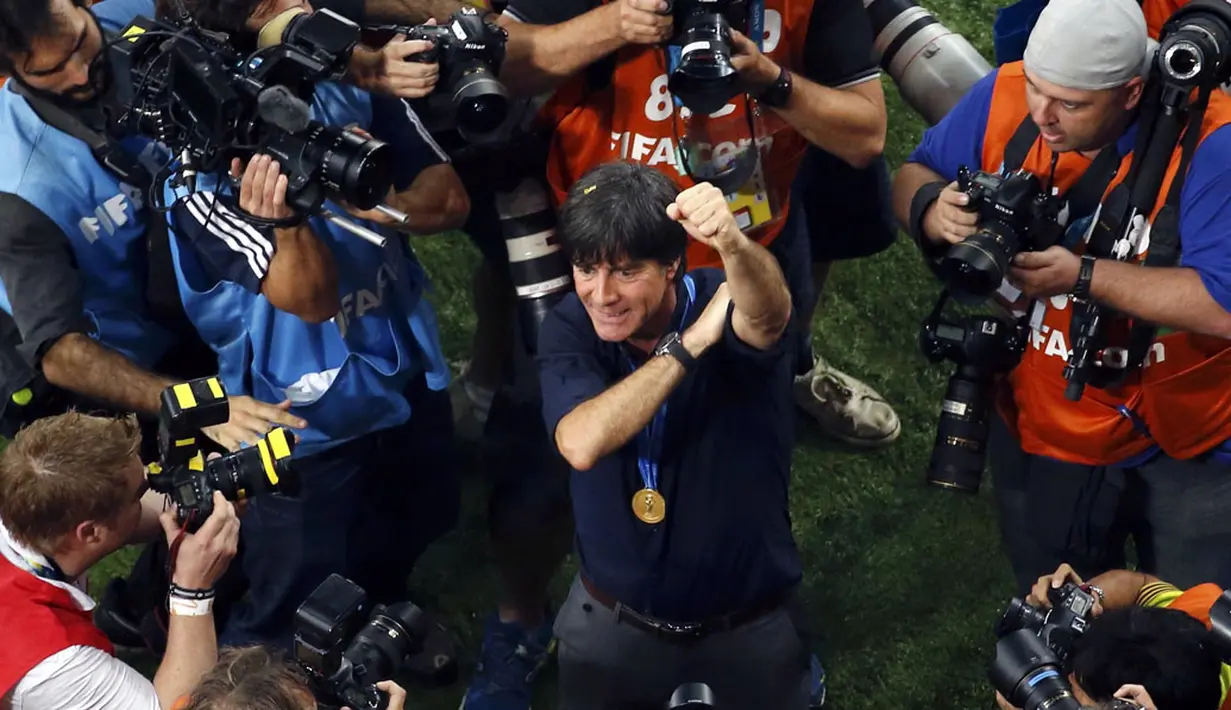 Beberapa fotografer sibuk mengabadikan ekspresi pelatih Timnas Jerman, Joachim Loew (tengah), saat merayakan gelar juara Piala Dunia 2014 di Stadion Maracana, Rio de Janeiro, (14/7/2014). (REUTERS/Fabrizio Bensch)