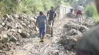 Para pekerja memperbaiki tanggul jebol di Sungai Cikapundung Kolot, Kabupaten Bandung, Jawa Barat pada Senin, 3 Maret 2025. (Dok. Pemkab Bandung)