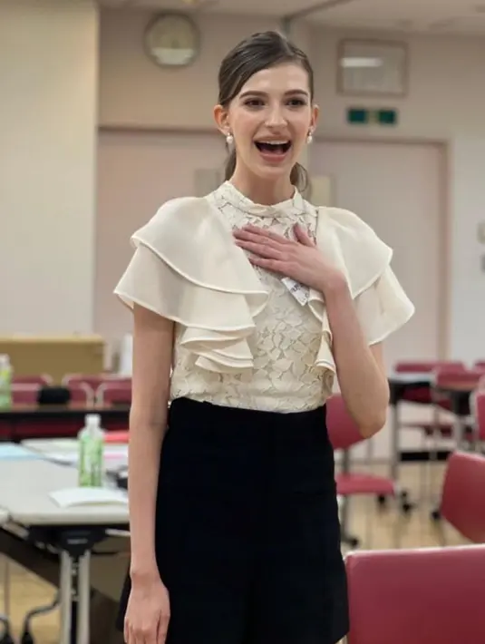 “Saya harus menghadapi hambatan yang sering menghalangi saya untuk diterima sebagai orang Jepang, jadi saya merasa bersyukur bisa diakui di kompetisi ini sebagai orang Jepang,” katanya dalam pidato penerimaannya di kontes Miss Japan Grand Prix. Selama proses karantina, ia pun tampil elegan dengan atasan putih brokat dipadukan mini skirt hitam. [@karolina0824]